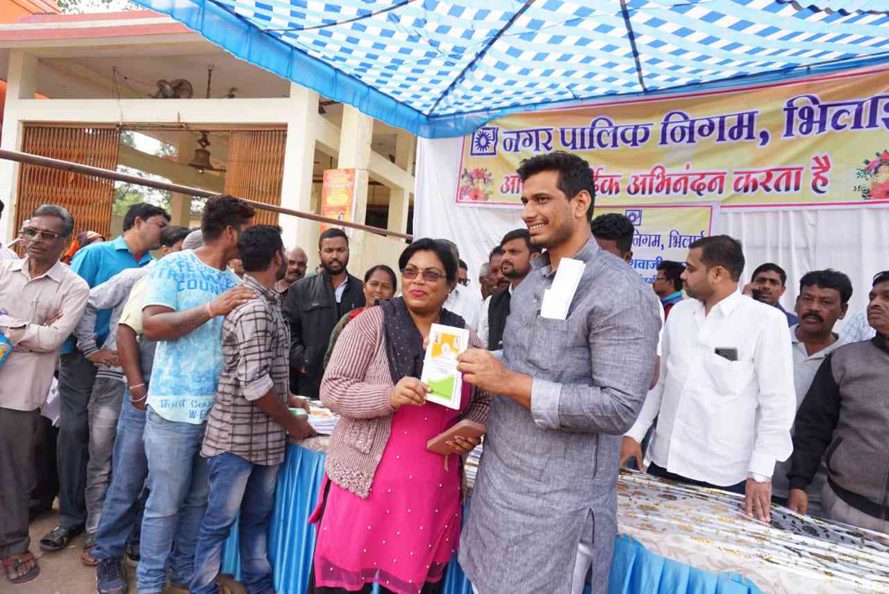 भिलाई मेंयर देवेंद्र यादव ने आज खुर्सीपार छेत्र के शिवाजी नगर में हितग्राहियों को आज तीसरे दिन एपीएल राशनकार्ड का किया वितरण