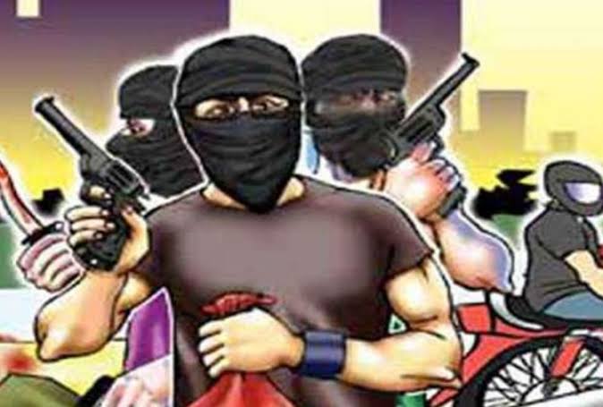 बेमेतरा कैश वैन लूट के चारो आरोपी गिरफ्तार, नवागढ़ के बाघुल गांव के ग्रामीणों ने कार सहित किया पुलिस के हवाले,