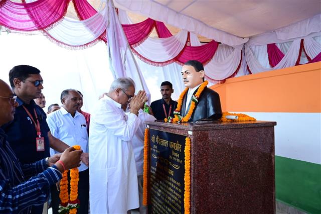 मुख्यमंत्री भूपेश बघेल आज दुर्ग जिले में डॉ खूबचन्द बघेल जयंती समारोह में शामिल हुए, इससे पूर्व मुख्यमंत्री बघेल ने स्वतंत्रता संग्राम सेनानी स्व. घनाराम बंछोर और स्व.गेंदलाल बंछोर के प्रतिमा का अनावरण कर श्रद्धासुमन किया अर्पित 