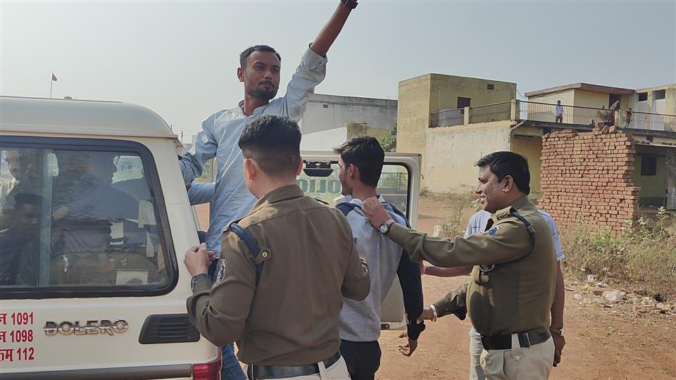 जामुल में उपमुख्यमंत्री अरुण साव  को काला झंडा दिखाने से पहले कांग्रेसियों को पुलिस ने किया गिरफ्तार