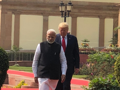 भारत  से ३ अरब  डालर  का  रक्षा  सौदेे    पर  हस्ताक्षर हुुुआ   ट्र्रंंप