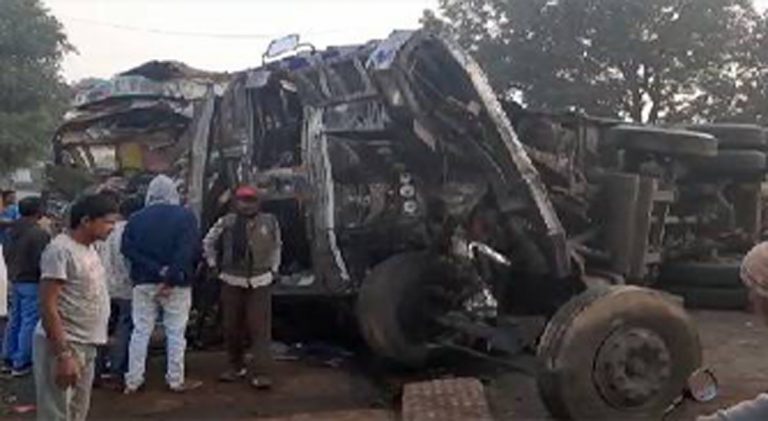 बलौदाबाजार रोड में दो ट्रकों की जोरदार टक्कर, ड्राइवर हुए गंभीर रूप से घायल