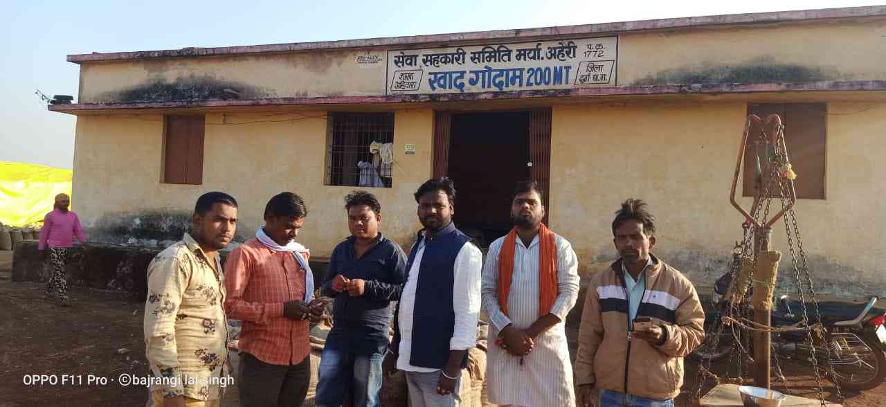 आज प्रदेश असंगठित कामगार मजदूर कांग्रेस के अध्यक्ष आलोक पांडेय के निर्देश पर दुर्ग जिला ग्रामीण अध्यक्ष बजरंगी लाल सिंह के नेतृत्व में जिले के ग्राम अहेरी में धान खरीदी केंद्र में जाकर खरीदी में हो रही समस्या पर की गई चर्चा