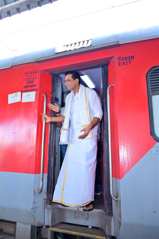 विधायक देवेंद्र यादव आंध्र प्रदेश के लिए हुए रवाना, आंध्र प्रदेश में आयोजित प्रसिद्ध समरालू त्यौहार में होंगे शामिल, काफी संख्या में आंध्रा समाज के लोग हुए उपस्थित।