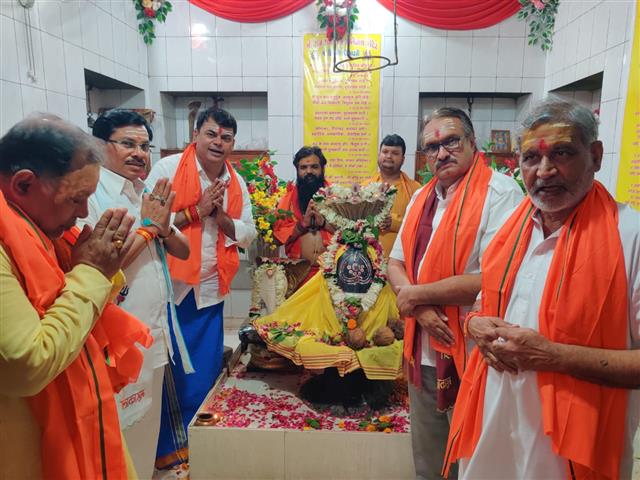 सावन के पहले सोमवार को राजराजेश्वरी मंदिर में भिलाई जिला भाजपा संगठन ने किया रूद्राभिषेक, दया सिंह बोले- बाबा का आशीर्वाद सबको मिला है, महाप्रसादी का किया वितरण