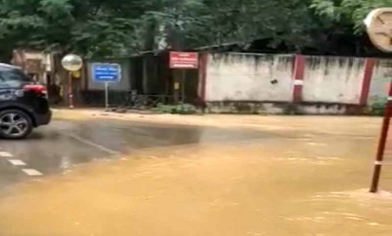 रायपुर में पाइप लाइन क्षतिग्रस्त, मंत्री व विधायक के बंगले में घुसा पानी 
