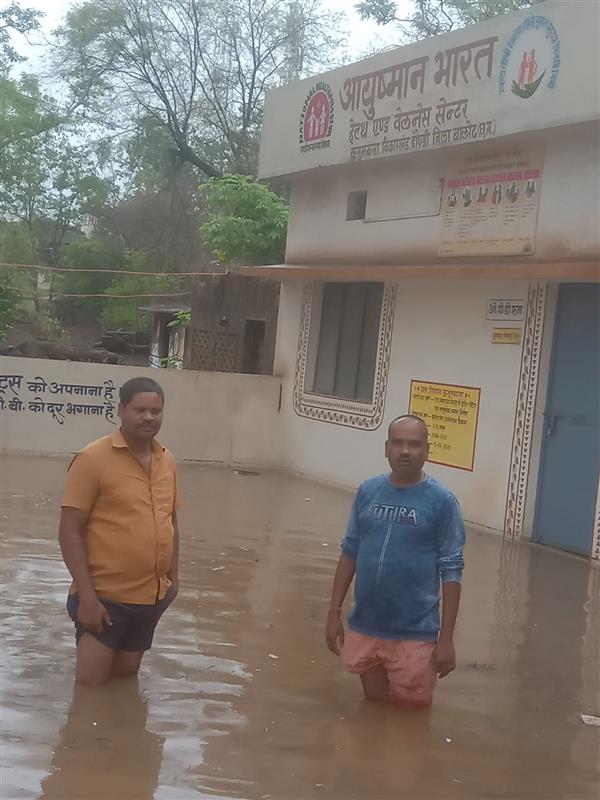 पुलिया निर्माण के लिए खोदी गई मिट्टी, बारिश में गड्ढे से परेशान राहगीरी, जलभराव की निर्मित हुई स्थिति