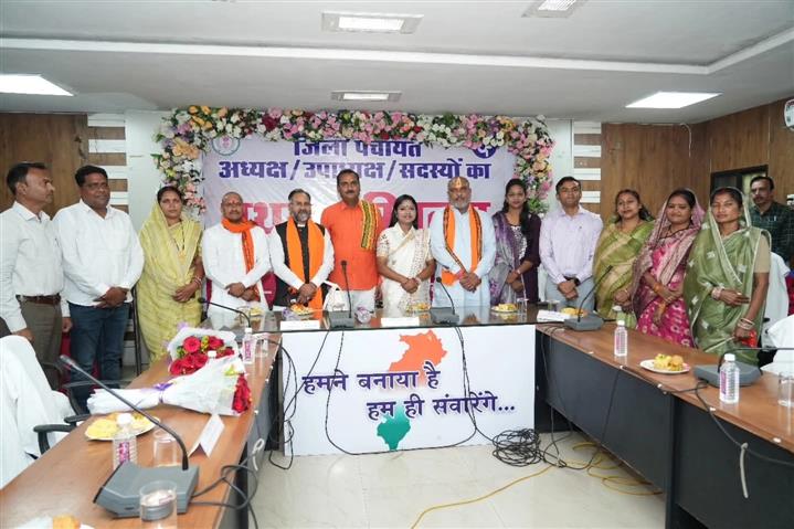 जिला पंचायत अध्यक्ष  उपाध्यक्ष एवं सभी सदस्यों ने लिया शपथ