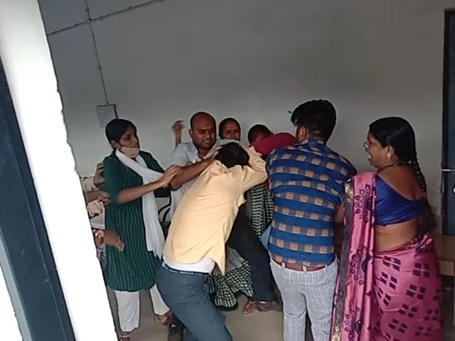 थाने में ही भिड़े पेशी पर आये परिवार, महिला सिपाहियों ने किसी तरह छुड़ाया