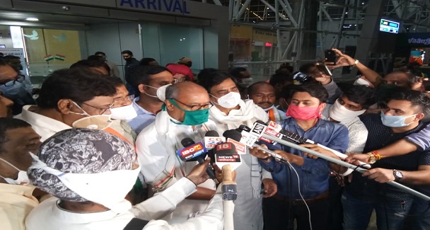 दिग्विजय सिंह के दौरे से बढ़ी राजनीतिक सरगर्मी सीएम भूपेश बघेल , स्पीकर चरणदास महंत , मंत्री टीएस सिंहदेव से हुई एकांत में लंबी चर्चा। 