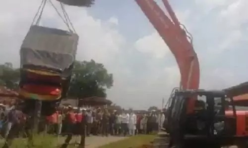 बलरामपुर में कुएं में गिरा ऑटो, चाचा-भतीजी की मौत
