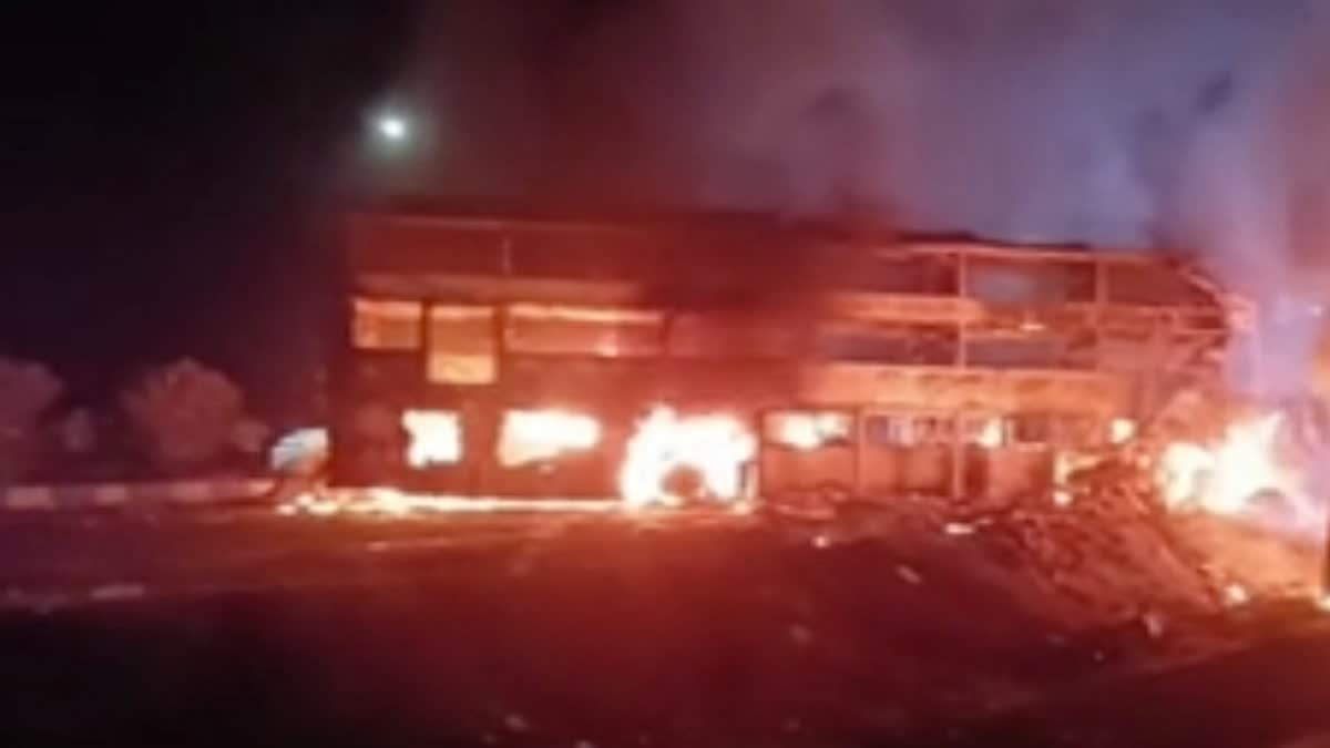 आंध्र प्रदेश में भीषण सड़क हादसा: टायर फटने से प्राइवेट बस कंटेनर से टकराई, आग लगने से तीन की मौत