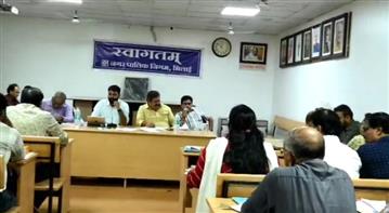 महापौर ने अधिकारियों की ली मैराथन बैठक, विभिन्न निर्माण कार्यों की गई समीक्षा, अधिकारियों को मॉनिटरिंग करने के लिए निर्देश।
