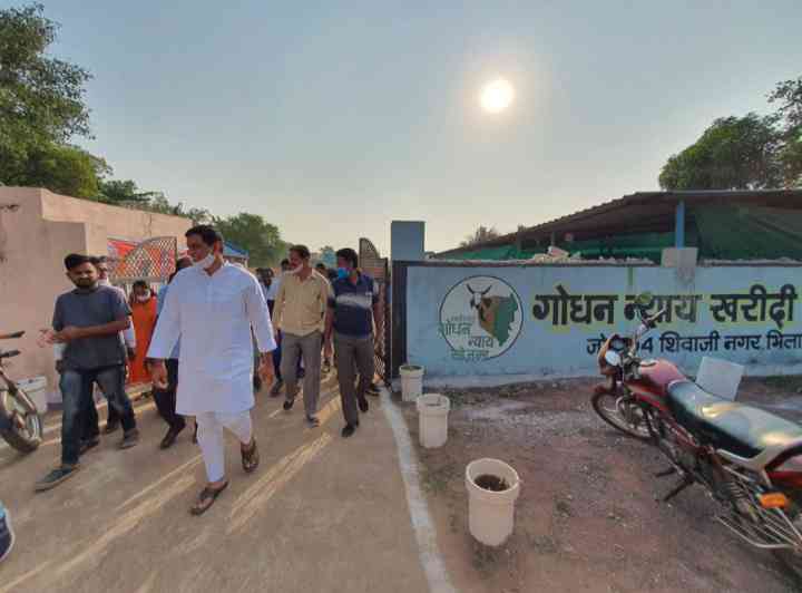 गोबर खरीदी केंद्र में पहुंचकर महापौर एवं भिलाई नगर विधायक  देवेंद्र यादव ने महिलाओं के द्वारा किए जा रहे कार्यों की सराहना की, महिलाओं का हौसला बढ़ाने 100 पैकेट दीया का आर्डर दिया....
