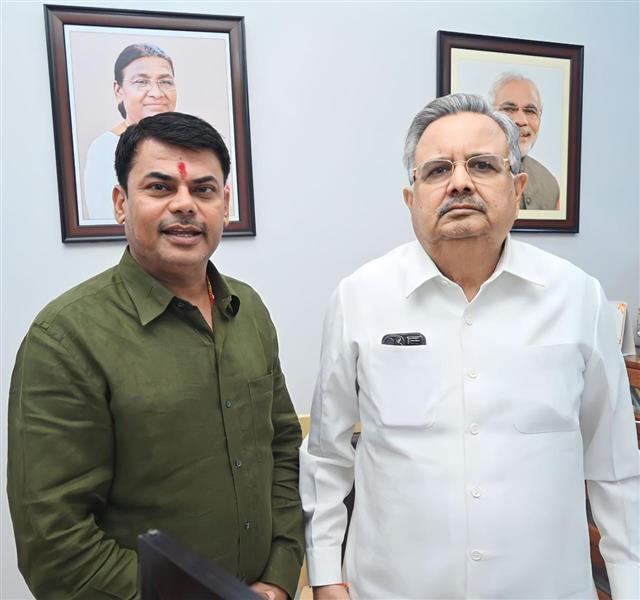 भिलाई के मुद्दे उठेंगे विधानसभा में, दया सिंह ने पूर्व सीएम डॉ. रमन सिंह को सौंपा मुद्दों का पुलिंदा
