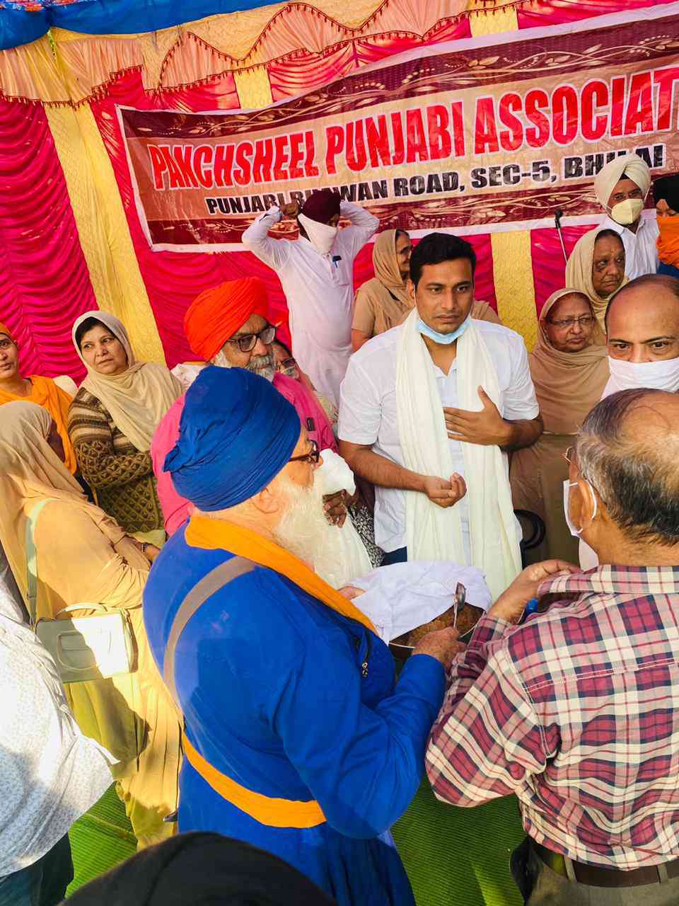 गुरुद्वारा पहुंचे महापौर देवेंद्र ने वाहेगुरु के सामने टेका मत्था,फिर किए श्रम दान
...….