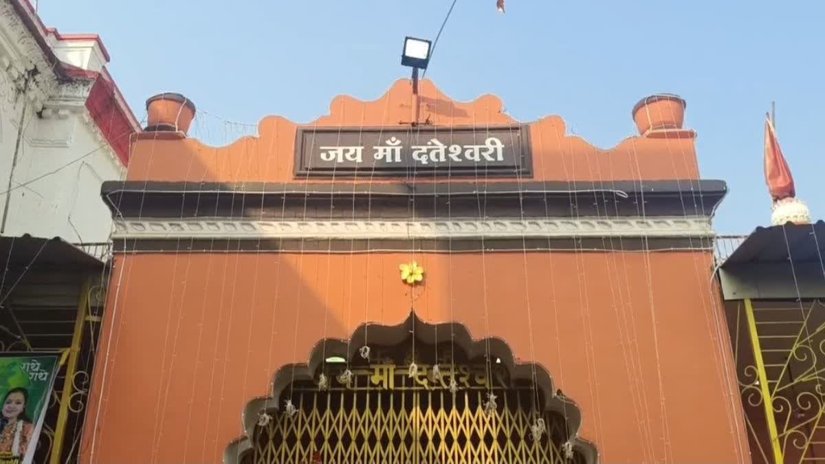 दंतेश्वरी मंदिर में चोरी: सोने-चांदी के आभूषण लेकर फरार चोर, CCTV में कैद वारदात