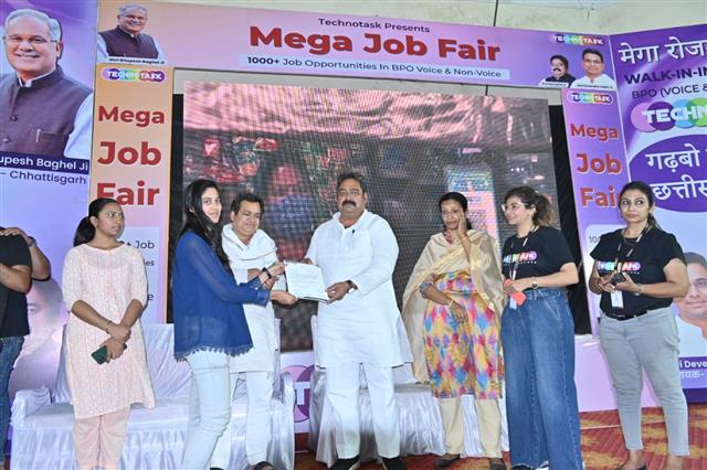 मेगा जॉब ऑफर के तहत युवक-युवतियों ने दिलाया इंटरव्यू
