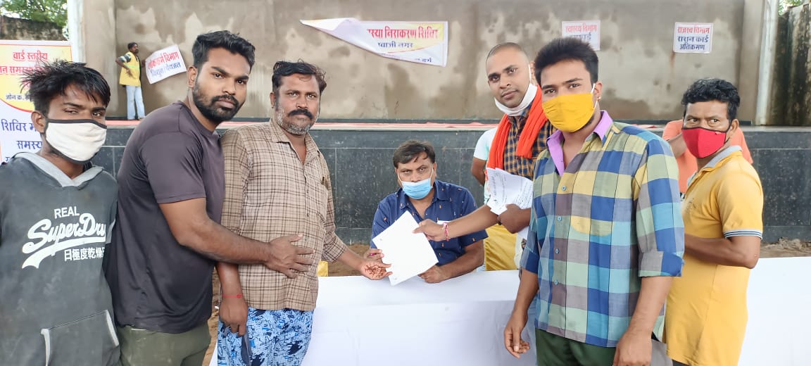 वार्ड-28 की समस्याओं के निराकरण को अजीत जोगी युवा मोर्चा ने सौंपा ज्ञापन