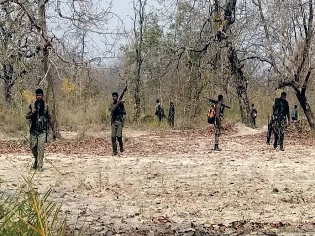 नक्सलि एनकाउंटर  : नारायणपुर में जारी, अब तक 5 गाड़ियों को किया आग के हवाले, दो कर्मचारियों को बनाया बंधक