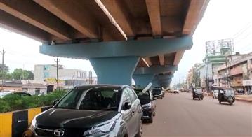 नेशनल हाईवे का उपयोग वाहन चालकों द्वारा किया जाने लगा पार्किंग , नेशनल हाईवे दोनों ओर से पार्किंग में तब्दील, दुकानदारों सहित ग्राहक हाईवे में करते है वाहन पार्क, 