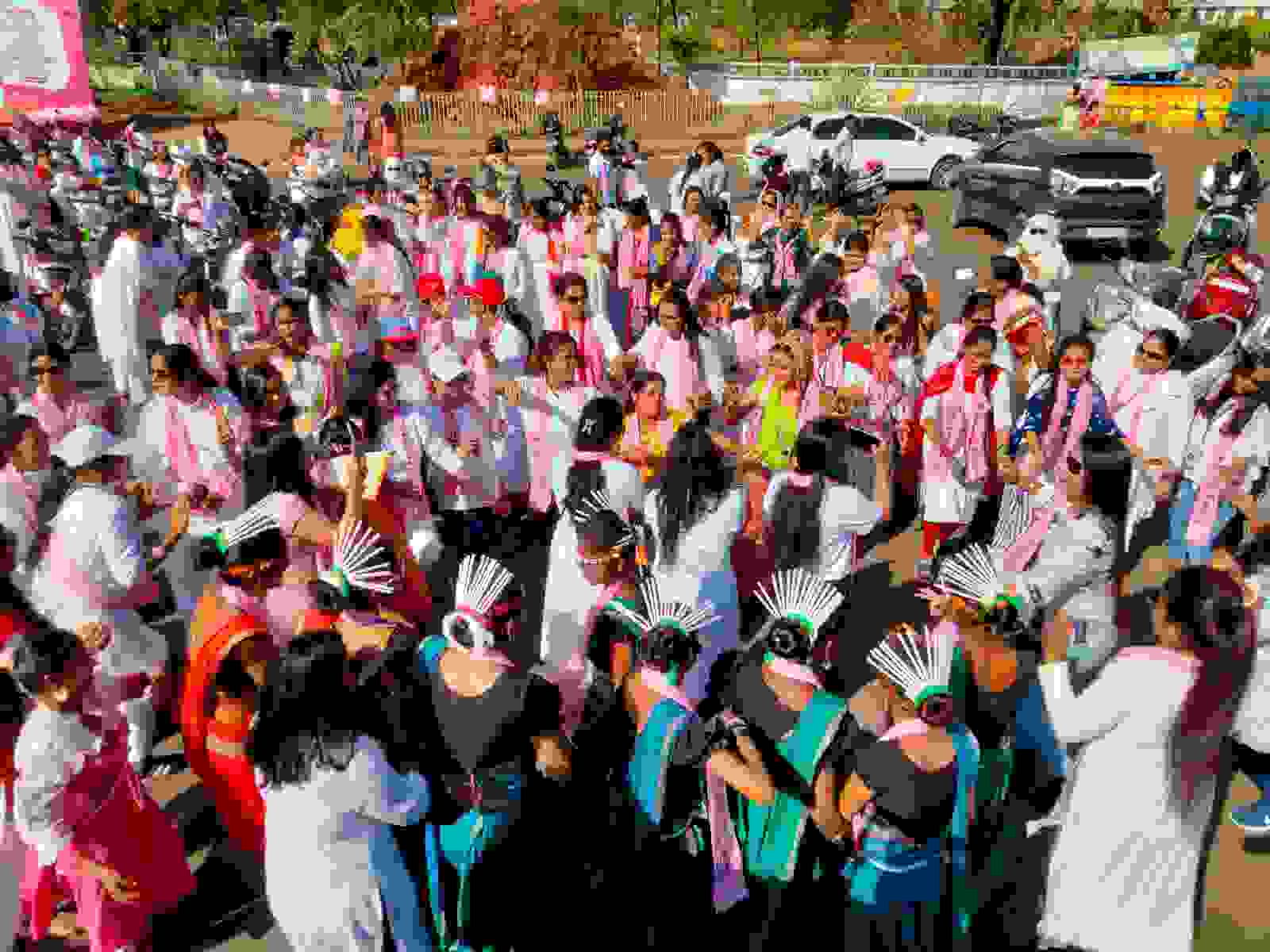 अंतरराष्ट्रीय महिला दिवस : विधायक देवेन्द्र के साथ सैकड़ों महिलाओं ने निकाली स्कूटर रैली