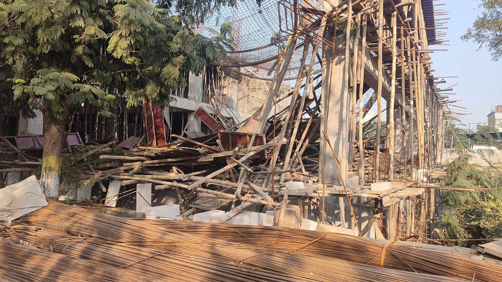 मेडिकल कॉलेज में निर्माणाधीन ढांचा गिरा, 7 मजदूर घायल 2 की हालत गंभीर