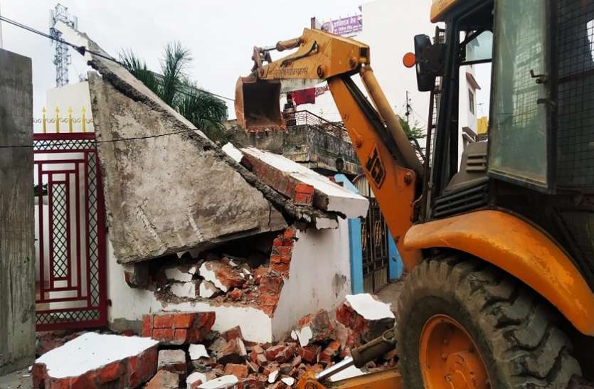 अवैध निर्माण के खिलाफ ताबड़तोड़ अभियान, इधर आवास के लिए प्रदर्शन