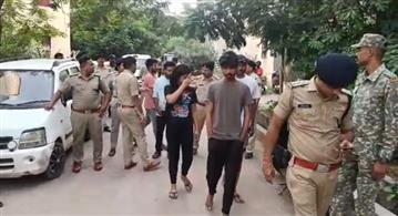 तालपुरी में डेढ़ सौ पुलिस जवानों से लेस 15 टीमों ने अलसुबह मारा छापा, डेढ दर्जन संदेही वाहनों समेत 35 गिरफ्तार,धोखाधड़ी में फरार महिला भी  पुलिस गिरफ्त में।

