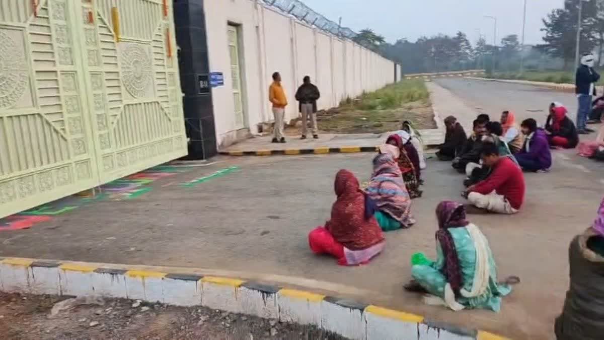 सहायक शिक्षक भर्ती 2023: D.Ed अभ्यर्थियों का शिक्षा मंत्री के बंगले पर फिर घेराव, 24 दिसंबर से आमरण अनशन जारी