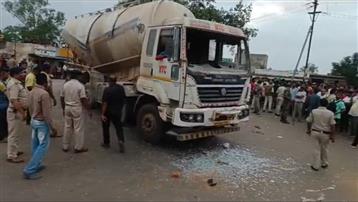 तेज रफ्तार हाईवा ने बाइक सवार को मारी टक्कर, पिता पुत्र की मौत, मां और पुत्री का इलाज जारी, सीएम भूपेश बघेल ने 4 लाख रुपए राशि देने की घोषणा 