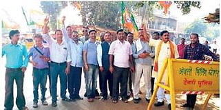 महाराष्ट्र में एक बार फिर भारतीय जनता पार्टी की सरकार बनने से बीजेपी कार्यकर्ताओं ने खुशियां मनाई, पटाखे फोड़े, बांटी मिठाइयां