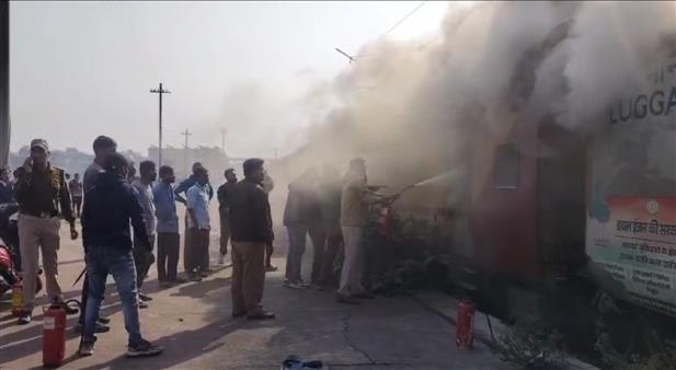 दुर्ग रेलवे स्टेशन में ट्रेन की एसी बोगी में लगी आग - DURG RAILWAY STATION FIRE