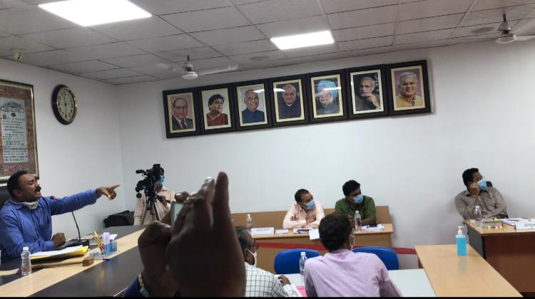 LED लाइट घोटाले में पूर्व मंत्री प्रेम प्रकाश पांडेय का नाम आने पर उत्तेजित होकर सभापति ने खोया आपा, सभा में जमकर हंगामा ! 