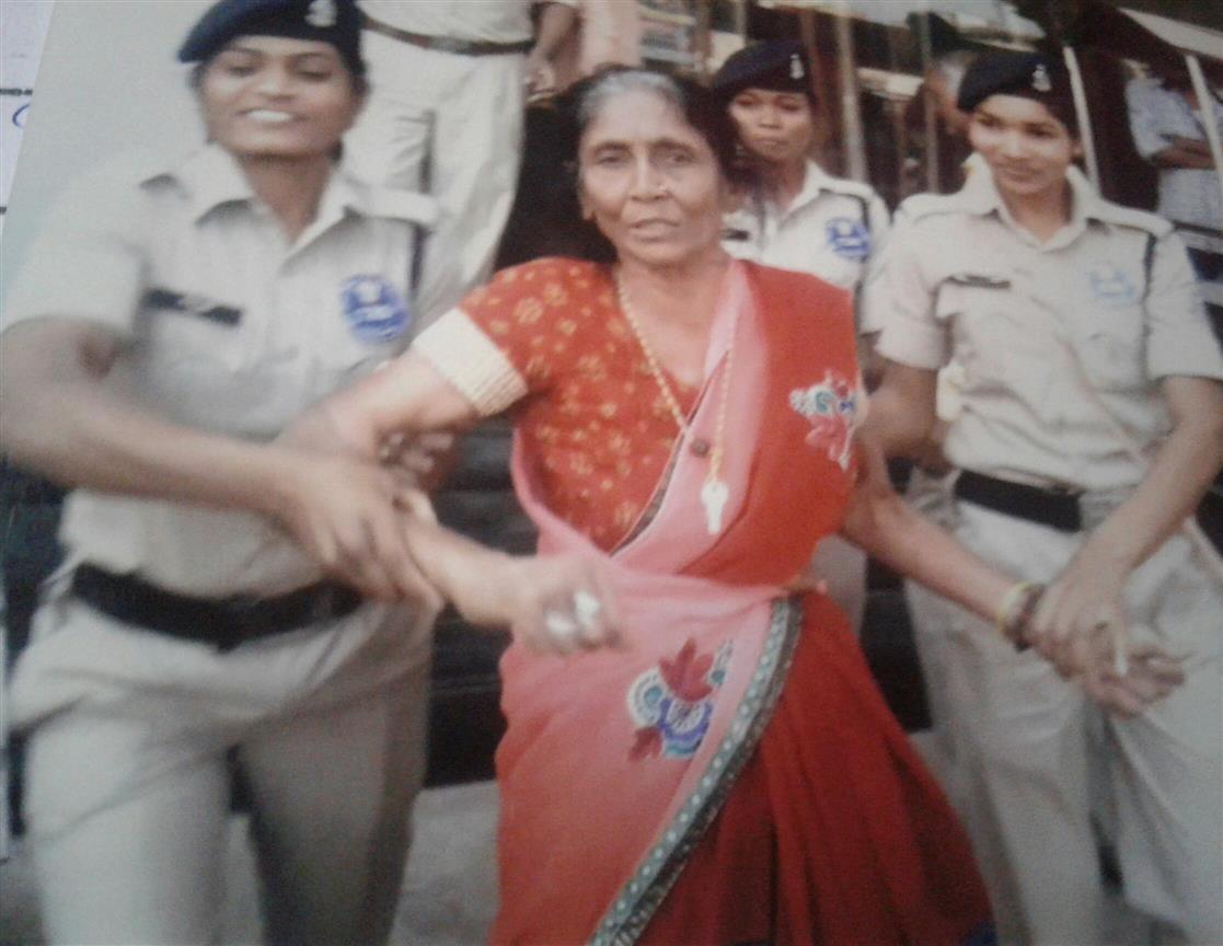 बुजुर्ग महिला हुई अपने दुकान से बेदखल, बिना कोई नोटिस भेजे हुई कार्रवाई