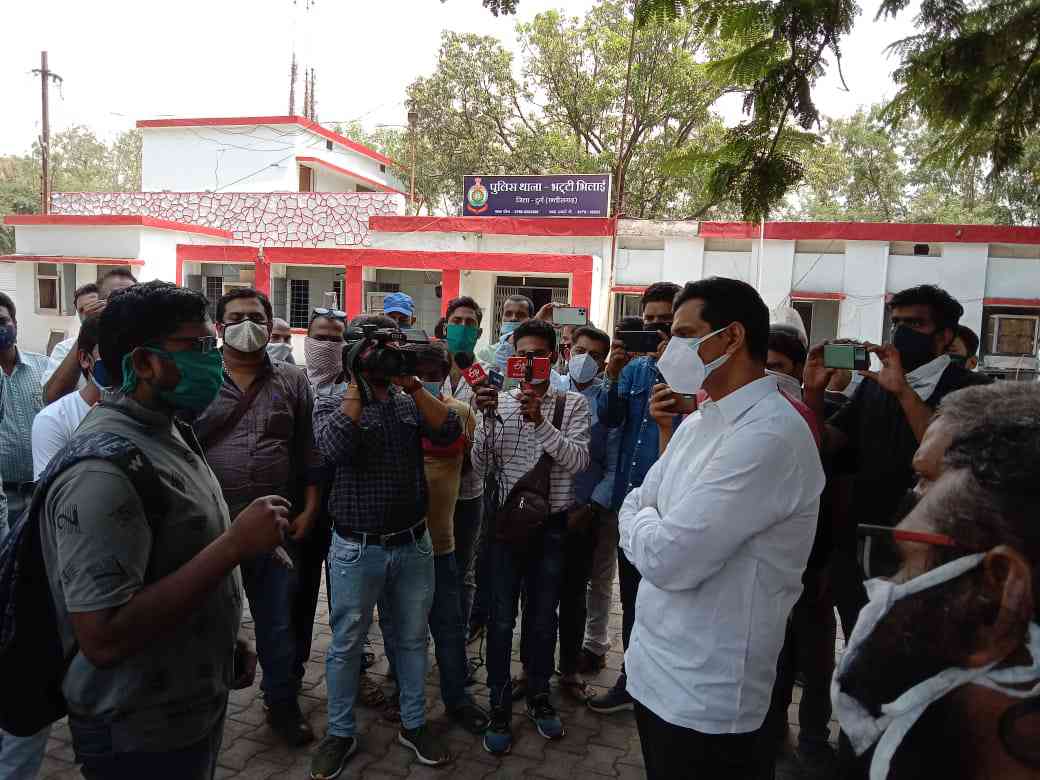 बीएसपी कर्मचारियों के लिए थाने पहुचे विधायक देवेन्द्र यादव, थाने में गवाह ने कहा मैने नहीं लिया किसी का नाम, मिली जमानत, कर्मचारियों ने कहा धन्यवाद माननीय..........